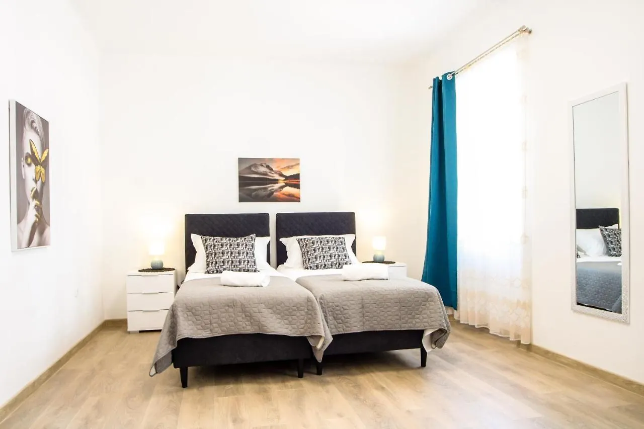 Tonka'S Beautiful Apartment In City Centre Split