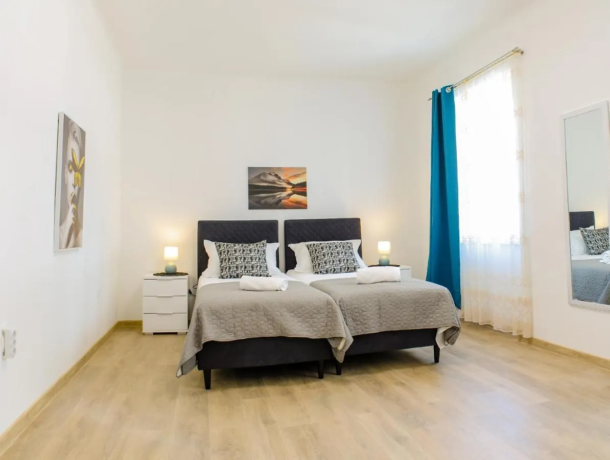 Tonka'S Beautiful Apartment In City Centre Split