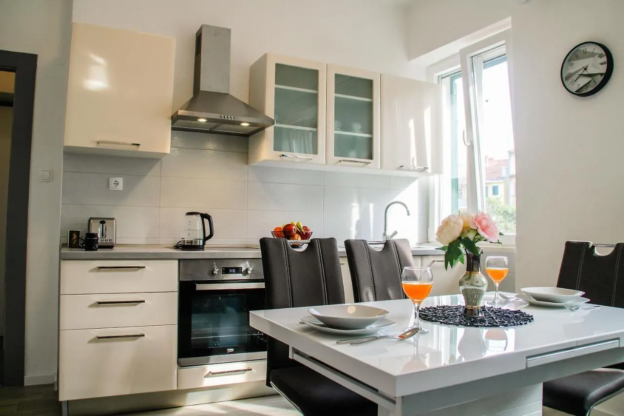 Tonka'S Beautiful Apartment In City Centre Split