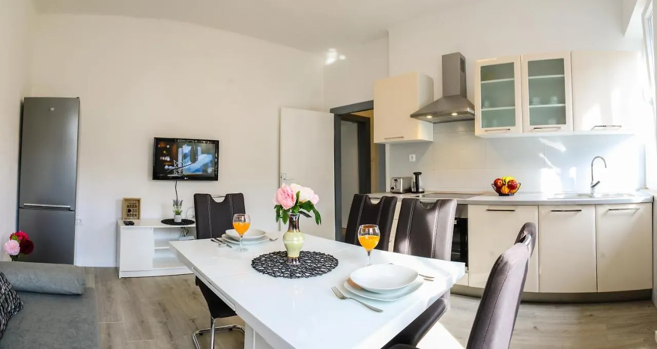 Tonka'S Beautiful Apartment In City Centre Split